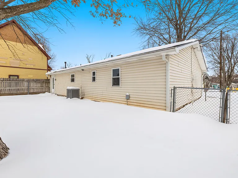 304 SE B St — Photo 18