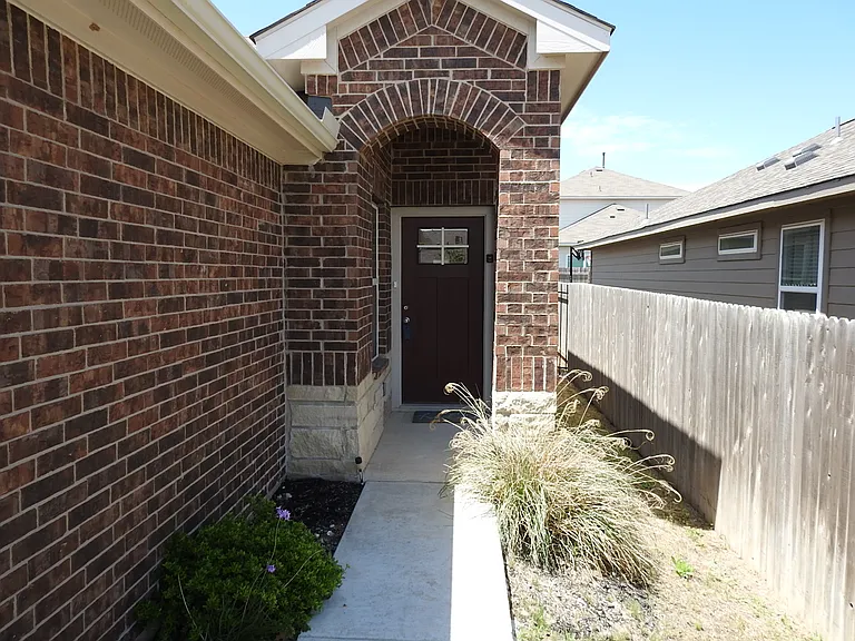 621 Callahan Ln — Photo 3
