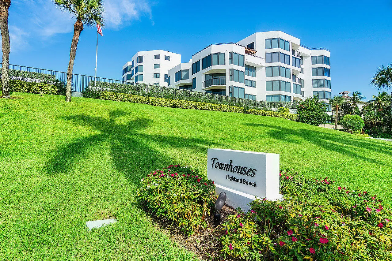 Townhouses of Highland Beach — Photo 1