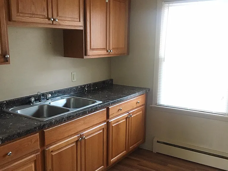 415 Moore Ave — Photo 5