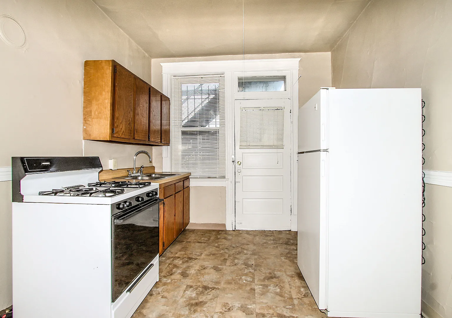 Introducing our newly rehabbed 2-bedroom apartment in the heart of St. Louis! Fall move in special. — Photo 2