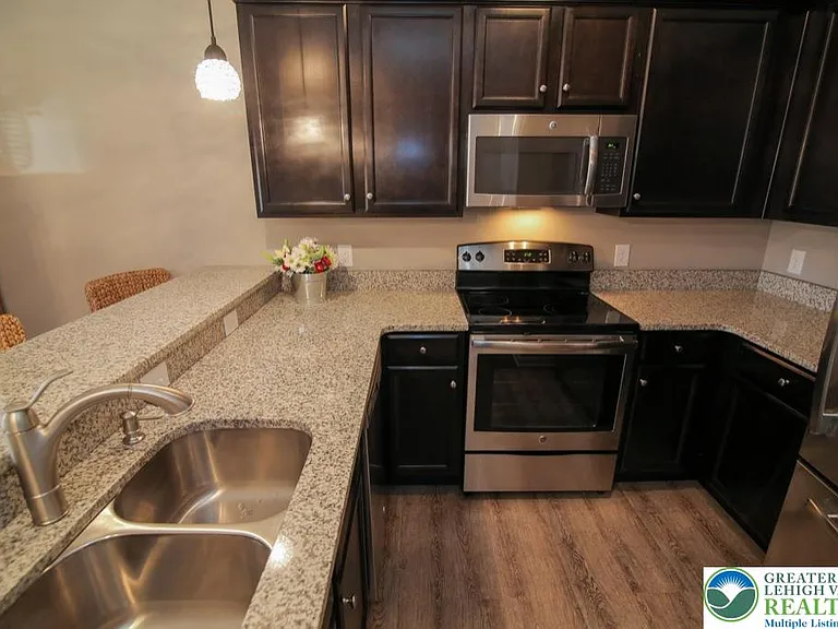 623 Linden St — Photo 2
