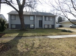 1104 Meadow Ln, Streamwood, IL 60107