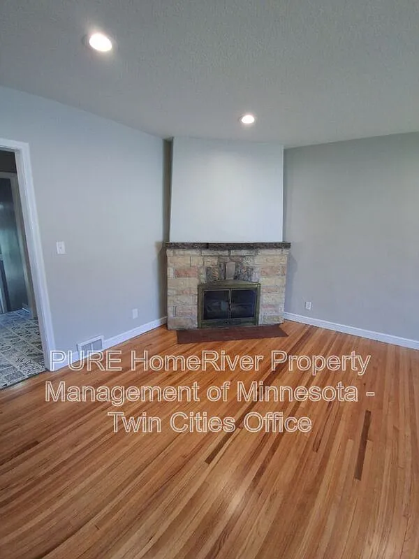 3 bed, 1.0 bath, 1100 sqft, $1,999 — Photo 4
