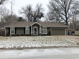 7732 Colonial Dr, Prairie Village, KS 66208