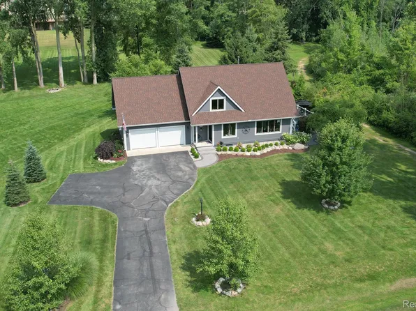 3447 Apache Trl, Pinckney, MI 48169
