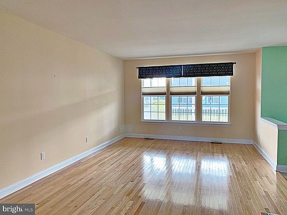 3rd image of 511 Twining Ln