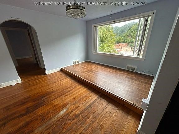 5th image of 323 Highland Ave