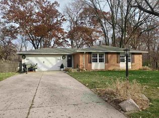 4913 W Woodfern Rd, Peoria, IL 61607