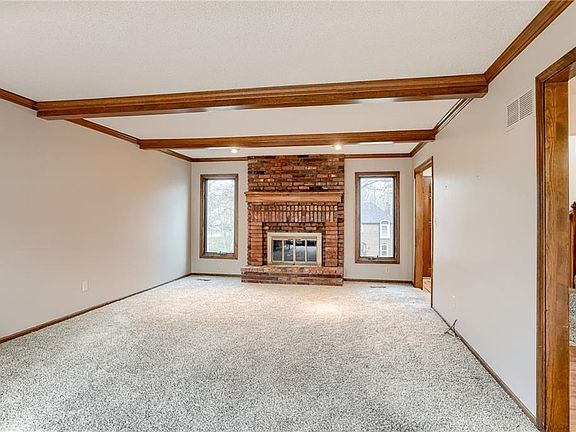 5th image of 814 Blueberry Ln