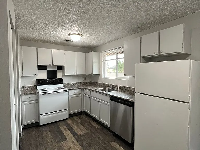 Surrey Square Apartments — Photo 37