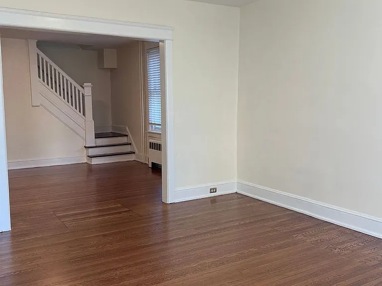 1320-1322 Chelsea Ave — Photo 3