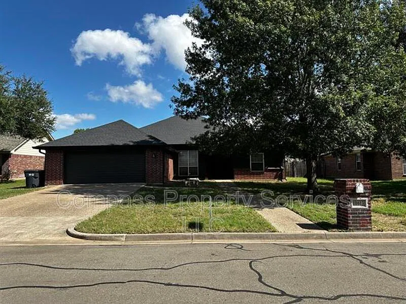 5 bed, 2.0 bath, 2150 sqft, $2,600 — Photo 1