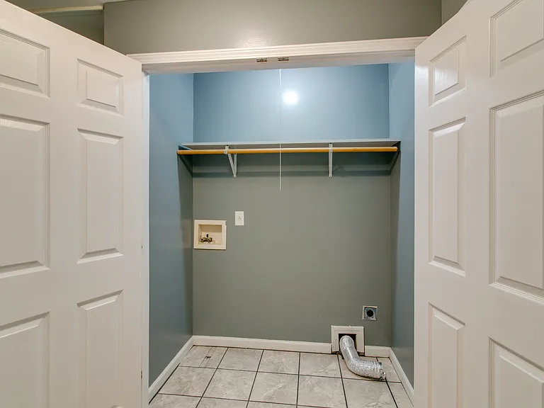 114 Lockhart St — Photo 17