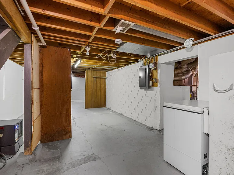 3401 Seneca Ave — Photo 27