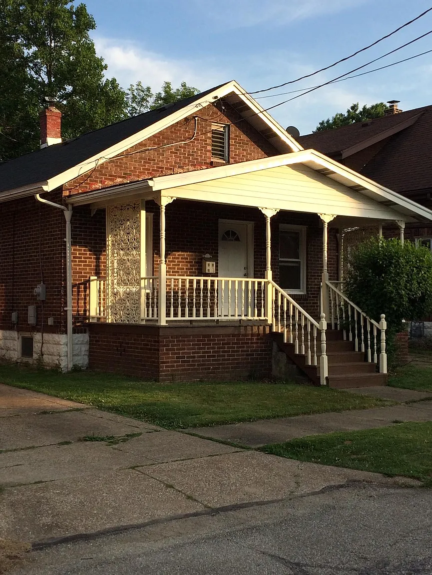 3007 Woodlawn Ave photo 1