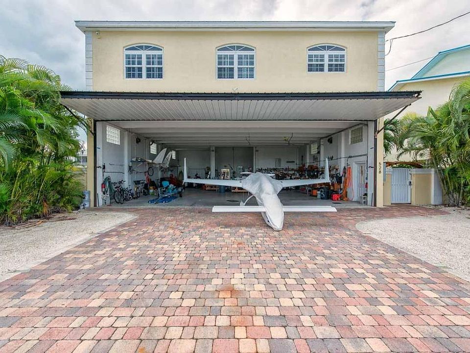 1st image of 528 Airport Dr S