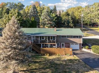 6887 Colonial Ave, Bettendorf, IA 52722