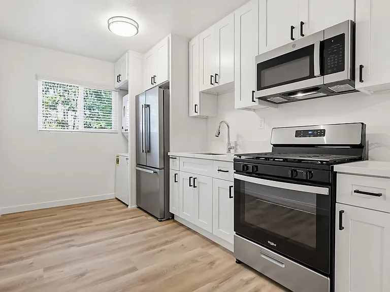 Gated, MidCentury MultiFamily Property near Metro Access and Victoria Park — Photo 11