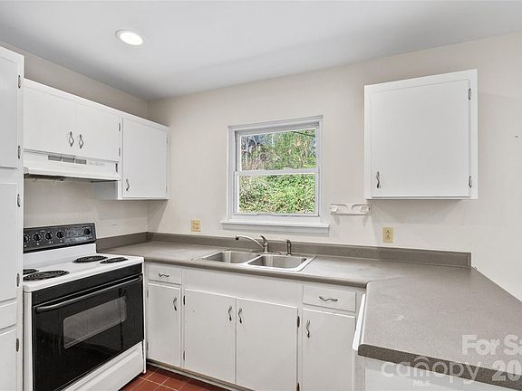 3rd image of 1 Clearbrook Rd