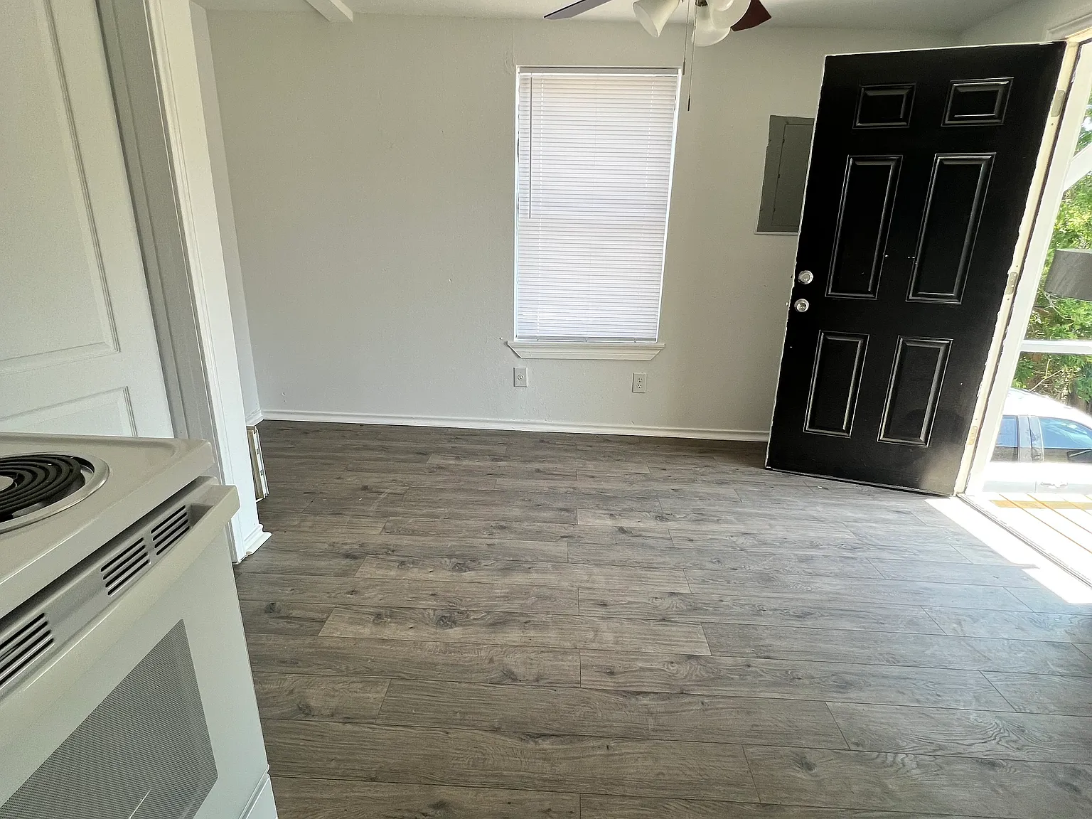 303 W Richard — Photo 2