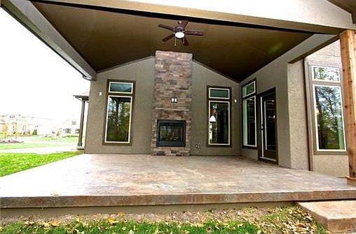 Covered Back Patio w/ Fireplace