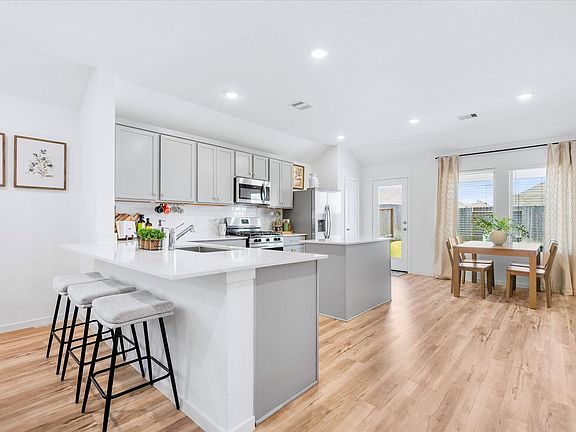 5th image of 611 Spring Ashberry Ct
