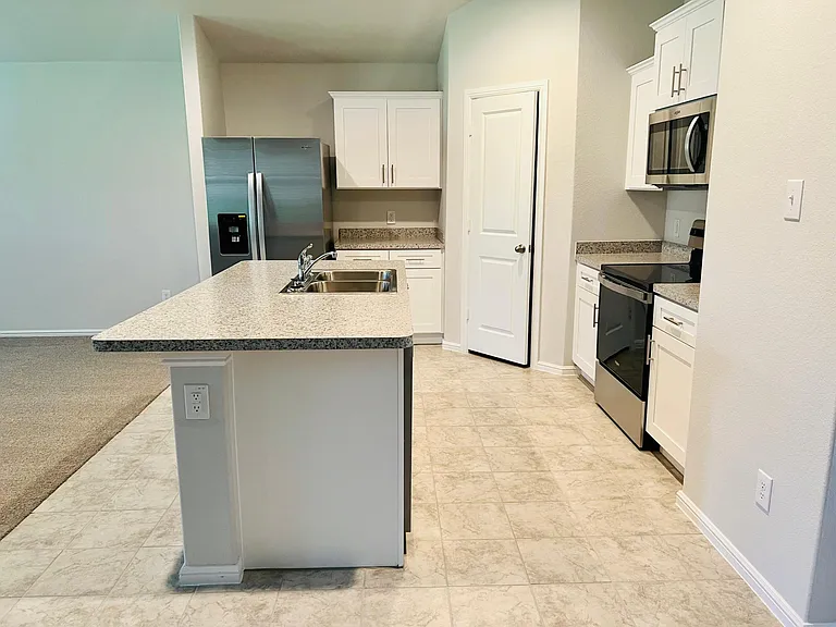 412 Alva St — Photo 11