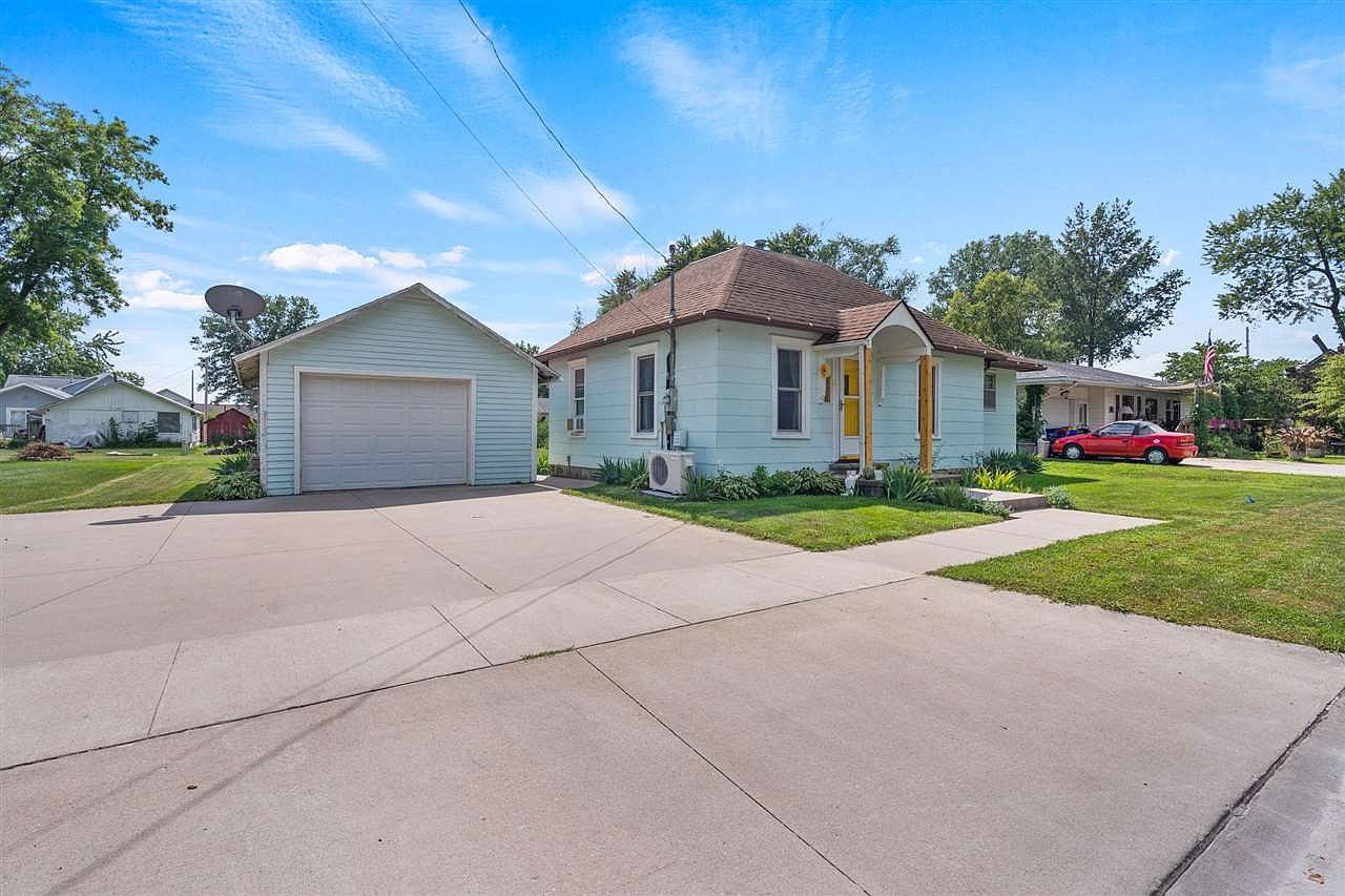 114 C Ave, Kalona, IA 52247 Zillow