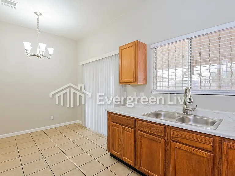 149 W Lee St — Photo 8