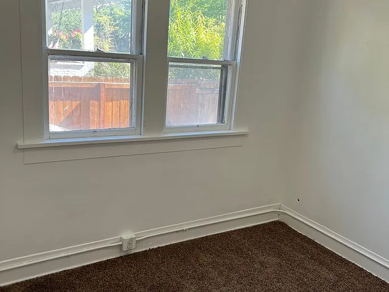 420 S 6th Ave — Photo 8