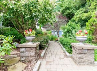 8 Greenlawn Dr, Pawling, NY 12564