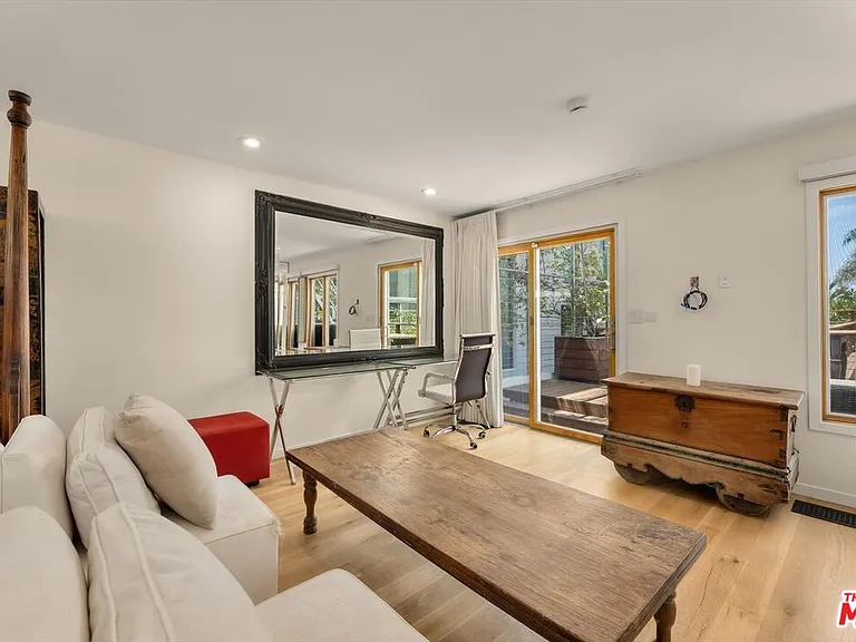 936 Palisades Beach Rd — Photo 30