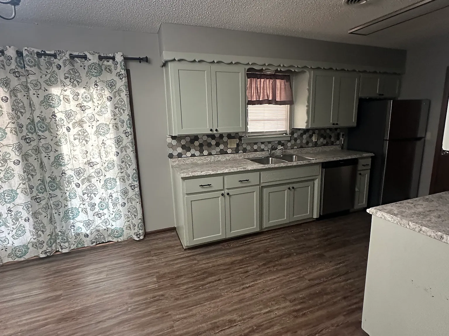 3 bed, 1.5 bath, 1120 sqft, $1,100 — Photo 2