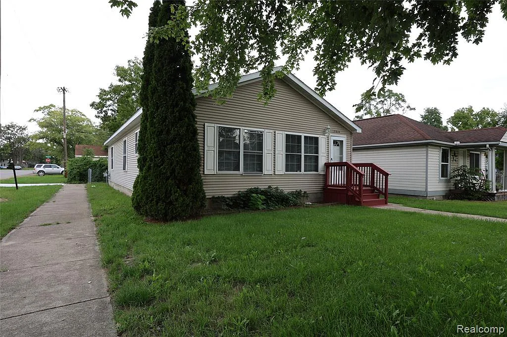 3 bed, 2.0 bath, 1350 sqft, $1,500 — Photo 3