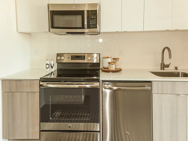Welcome to Dexter Hayes! Modern convenience with exceptional views! — Photo 17