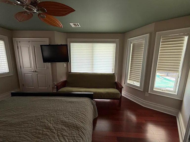 119 S Sacramento Ave — Photo 10