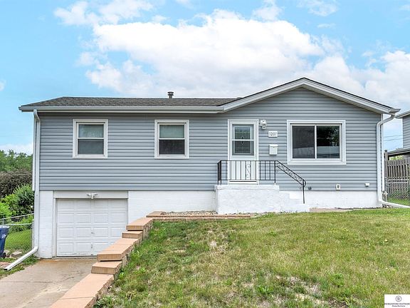 2nd image of 1207 Sunny Ln