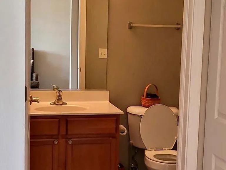 1/2 Bathroom