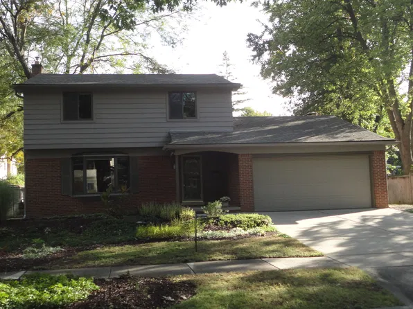 674 Canterbury Dr, Saline, MI 48176