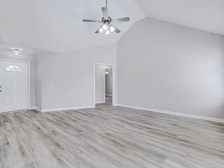 114 Mustang Dr — Photo 9