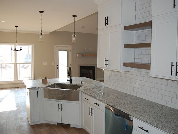 3rd image of 286 Wellington Dr