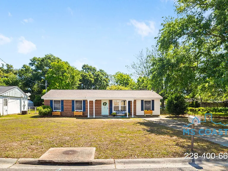 218 Dogwood Dr — Photo 2