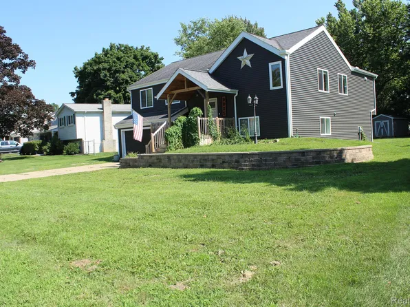 9025 Glasgow Dr, White Lake, MI 48386