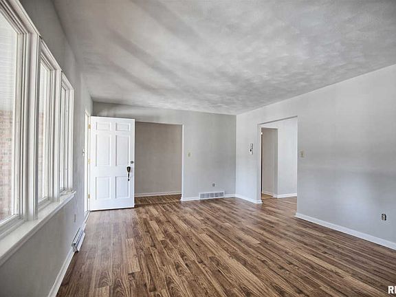5th image of 441 E Delwood St