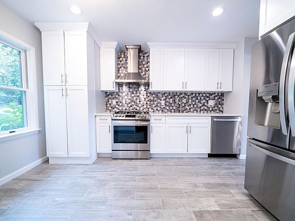 2nd image of 479 Undercliff Ave #479