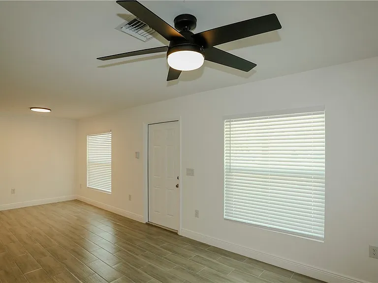 917 Graystone Ave — Photo 3
