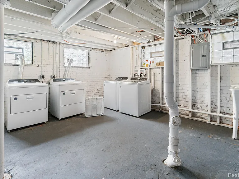 314 Hendrie St — Photo 23