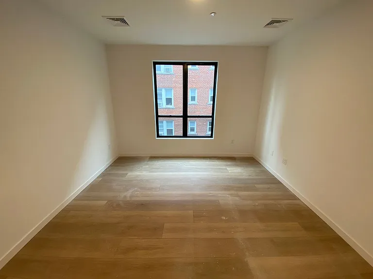 104 Howe St — Photo 106