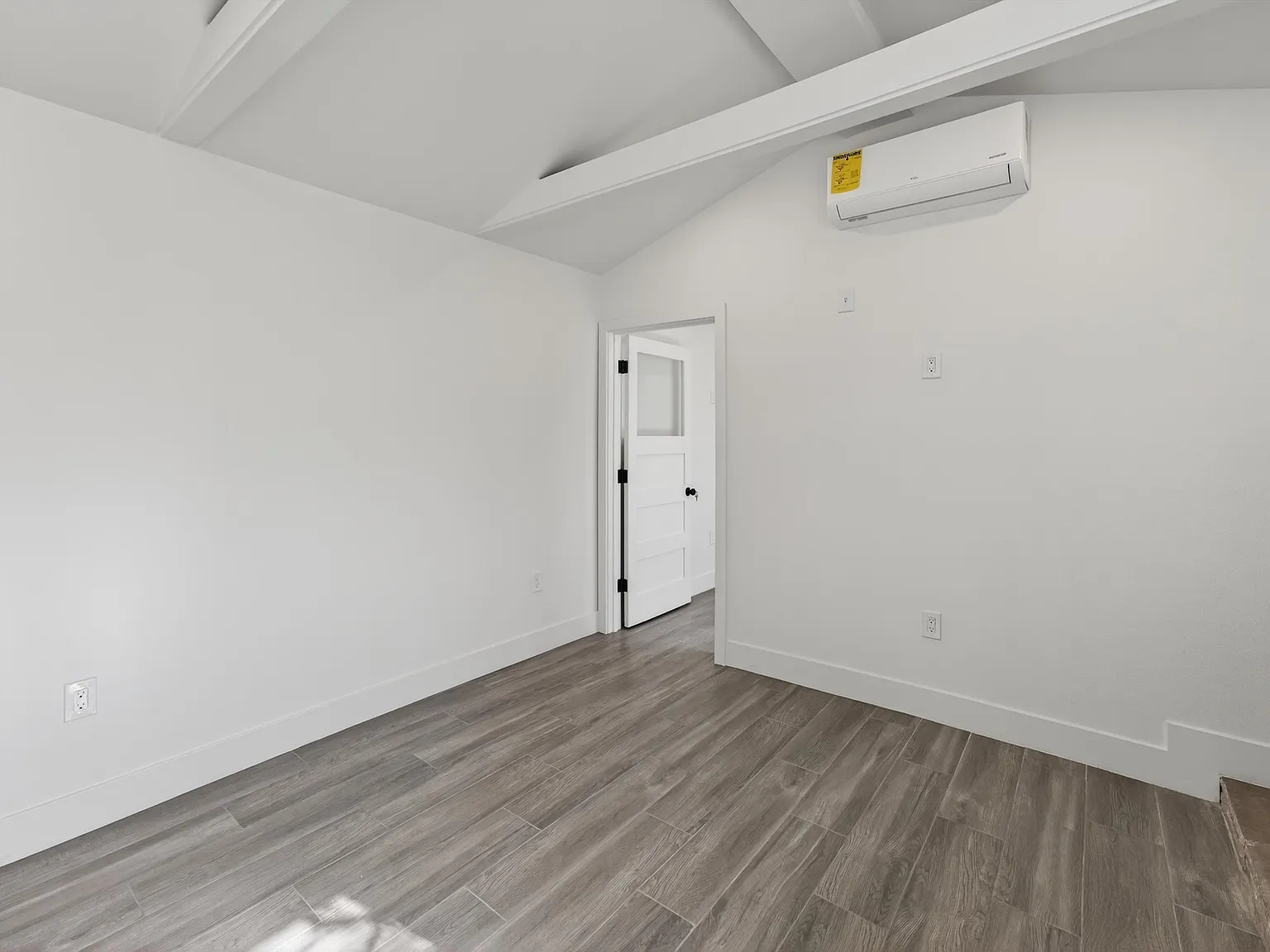 1 bed, 400 sqft, $1,350 — Photo 3